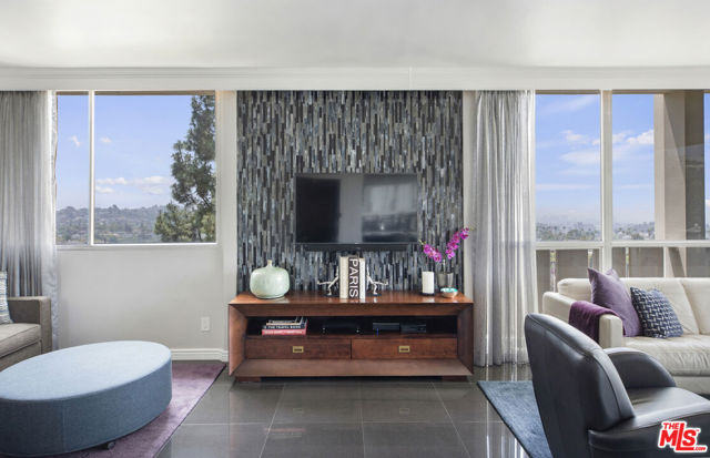 4455 Los Feliz Boulevard, Los Angeles CA: https://media.crmls.org/mediaz/896224c8-b9a1-4eaf-a755-73488b9fd3e1.jpg