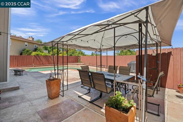 118 Cottonwood Ct, Hercules CA: https://media.crmls.org/mediaz/896266cb-8d09-4f38-9e45-1cfedc81fa65.jpg