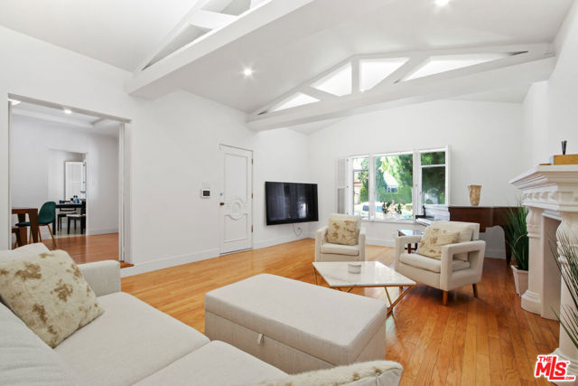 352 S Wetherly Drive, Beverly Hills CA: https://media.crmls.org/mediaz/8962a200-3fd8-42a5-a7f4-93a51032acb0.jpg