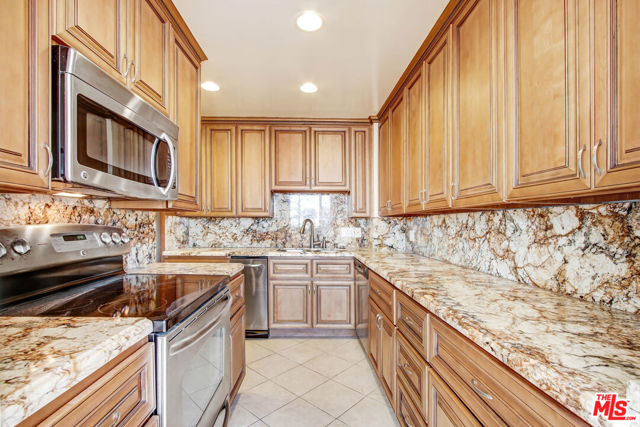 10433 WILSHIRE, Los Angeles CA: https://media.crmls.org/mediaz/8962e01b-ef16-48e1-897b-30a504ad88ad.jpg