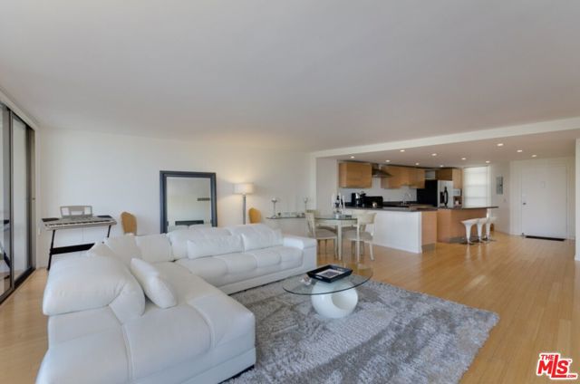 4337 Marina City Drive, Marina del Rey CA: https://media.crmls.org/mediaz/89632abd-8aa6-4097-a646-2acb15141234.jpg