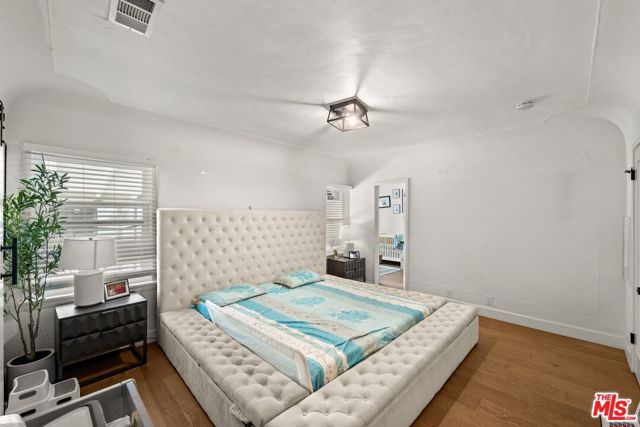 3871 Roxton Avenue, Los Angeles CA: https://media.crmls.org/mediaz/896373ff-e5c0-4562-83b3-3207fc79248b.jpg