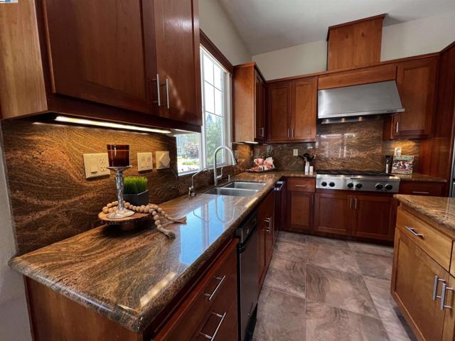 2344 Treadwell St, Livermore CA: https://media.crmls.org/mediaz/8963749e-e797-49a4-a3c7-56d158ca4cf7.jpg