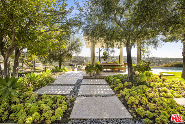 4001 Clarinda Drive, Tarzana CA: https://media.crmls.org/mediaz/89637e74-c705-41d7-b1f7-67b23e818ffe.jpg