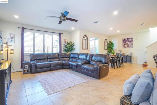 298 McClelland Way, Oakley CA: https://media.crmls.org/mediaz/8963d004-430a-463a-9076-cab85ca577a3.jpg