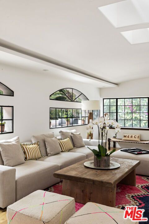 1508 N Beverly Glen Boulevard, Los Angeles CA: https://media.crmls.org/mediaz/89641cd9-d1b3-4ca1-a635-4fac88cdc7a8.jpg