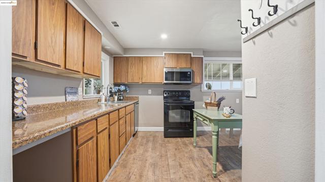 5372 Tule Tree Ln, Oakley CA: https://media.crmls.org/mediaz/89648c01-a758-40c0-a008-59481c156d69.jpg