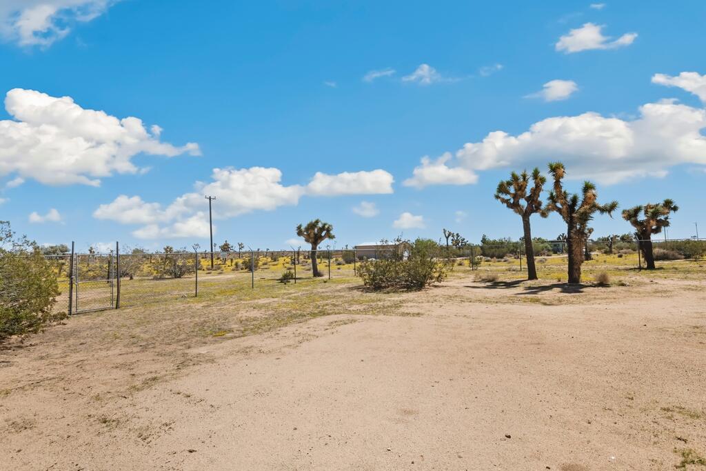 https://media.crmls.org/mediaz/89649b94-4c6a-4f01-9f7c-782636a26bf0.jpg?preset=X-Large