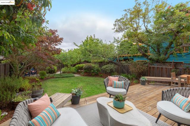 3860 Greenwood Ave, Oakland CA: https://media.crmls.org/mediaz/8964ca1f-5851-4176-b4ac-6925609a0631.jpg