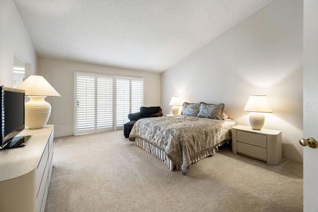 357 Desert Falls E Drive, Palm Desert CA: https://media.crmls.org/mediaz/89653c92-3380-4a81-94cc-dfaf0a714d48.jpg