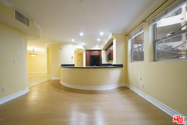 122 N Clark Drive, West Hollywood CA: https://media.crmls.org/mediaz/89657279-2d22-4dcd-a5dc-558bd3dcaba9.jpg