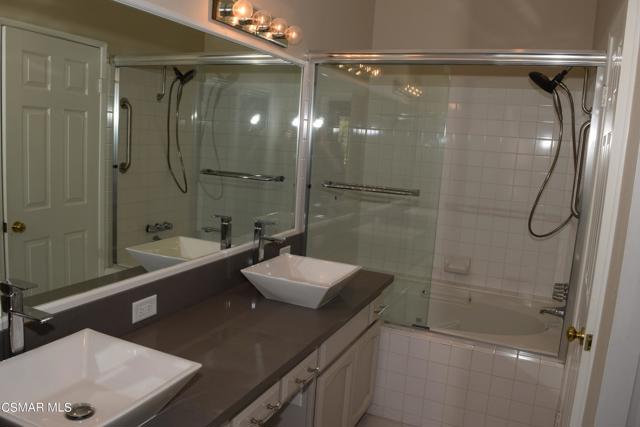 644 Warwick Avenue, Thousand Oaks CA: https://media.crmls.org/mediaz/8965a4a4-b0dd-4cf8-b6b5-6df9be3bcf74.jpg