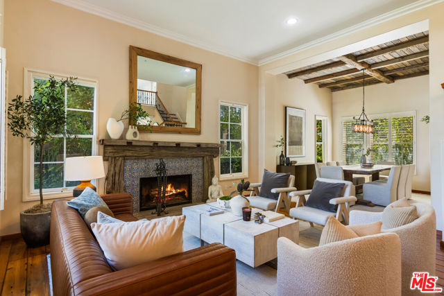 5985 Vista De La Luz, Woodland Hills CA: https://media.crmls.org/mediaz/896728dc-fc5d-48b5-980b-32b85fe5fd55.jpg