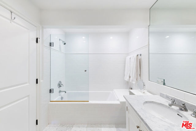 11856 Beach Club Way, Malibu CA: https://media.crmls.org/mediaz/89675f0b-969c-4dd0-a227-5342efa2d263.jpg