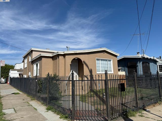7800 Lockwood St, Oakland CA: https://media.crmls.org/mediaz/89679f51-bb19-4a9b-a38b-a7ad709b6c5c.jpg