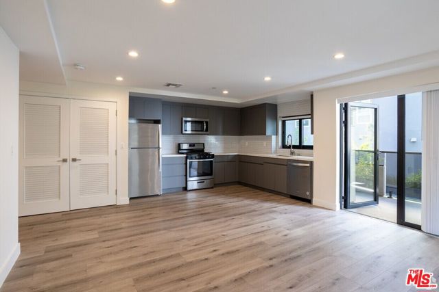846 S Mariposa Avenue, Los Angeles CA: https://media.crmls.org/mediaz/896806e5-7f22-4bf5-9505-49855548783e.jpg