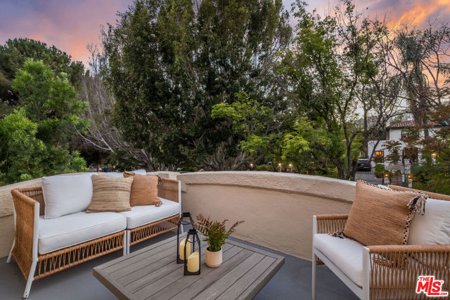 1622 N Orange Grove Avenue, Los Angeles CA: https://media.crmls.org/mediaz/89693e43-2319-4367-92b4-f69464b6bb01.jpg