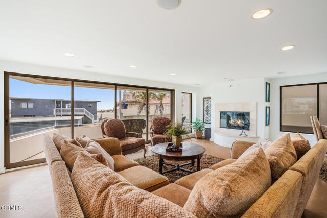 3300 Ocean Drive, Oxnard CA: https://media.crmls.org/mediaz/89696758-b1e4-4964-a218-1112611af65b.jpg