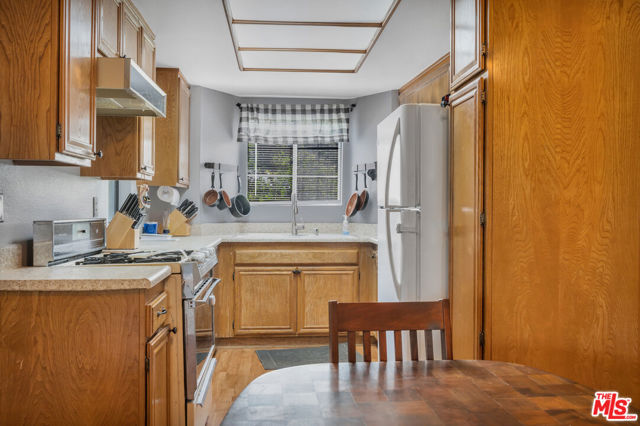 10220 De Soto Avenue, Chatsworth CA: https://media.crmls.org/mediaz/8969bbbd-0a32-4644-bf21-1b8b4e3c85f5.jpg
