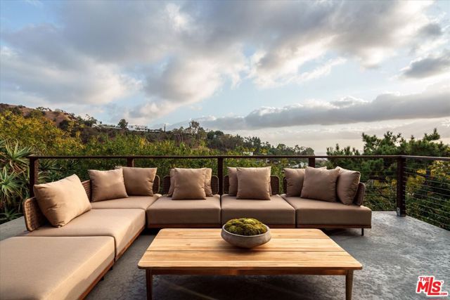 7420 Cervantes Place, Los Angeles CA: https://media.crmls.org/mediaz/8969c49f-545a-4f88-8a6c-aa2d0dcf9dca.jpg