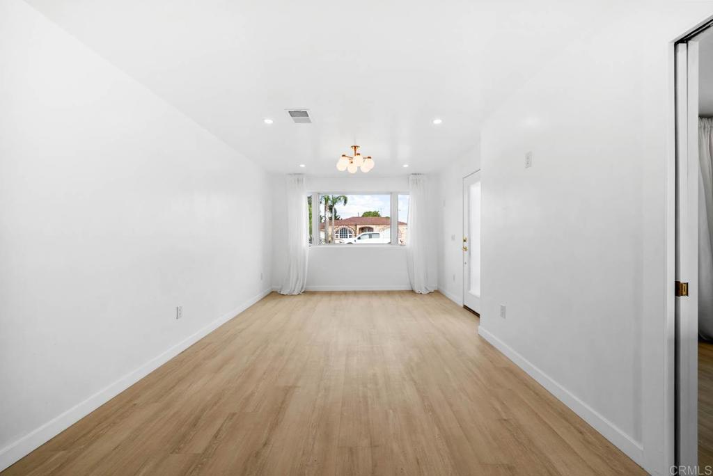 https://media.crmls.org/mediaz/8969cf70-2420-4147-a69a-62ee53490954.jpg?preset=X-Large