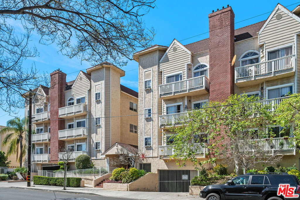 5135 Zelzah Avenue #202