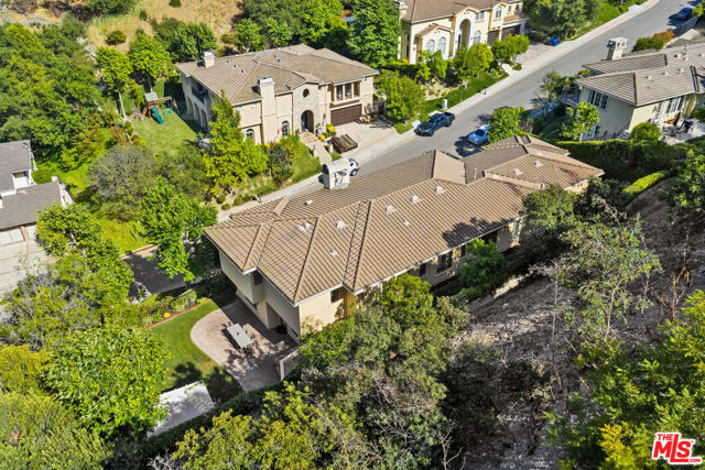 3697 Benedict Canyon Lane, Sherman Oaks CA: https://media.crmls.org/mediaz/896ac046-f78b-4800-81d2-b6f20cf6be3e.jpg
