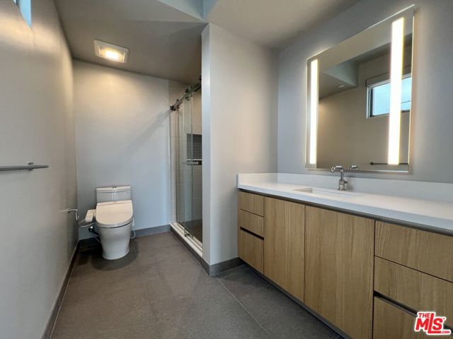 5801 Camerford Avenue, Los Angeles CA: https://media.crmls.org/mediaz/896ad121-11ca-4394-806e-6b12ae695b40.jpg