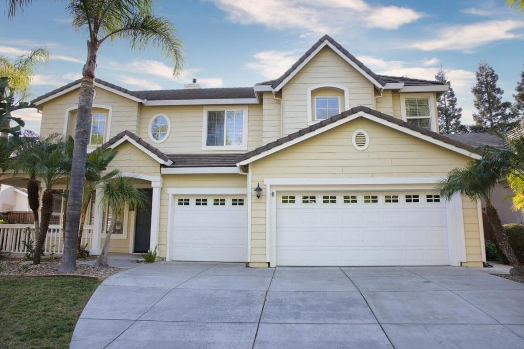 1030 Eastlake Circle