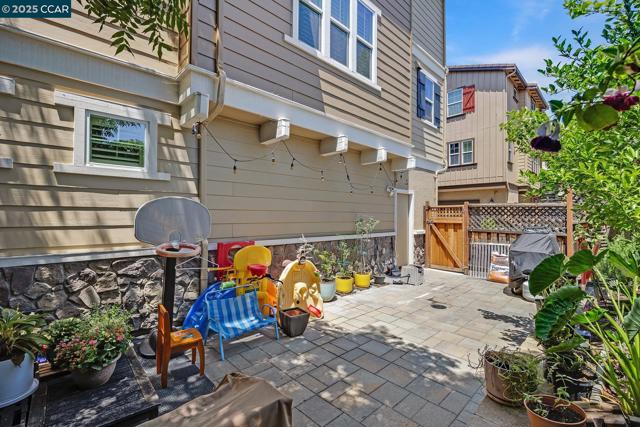 6939 Mariposa Cir, Dublin CA: https://media.crmls.org/mediaz/896c8b33-327e-4637-b9d3-89be4d1b84e1.jpg