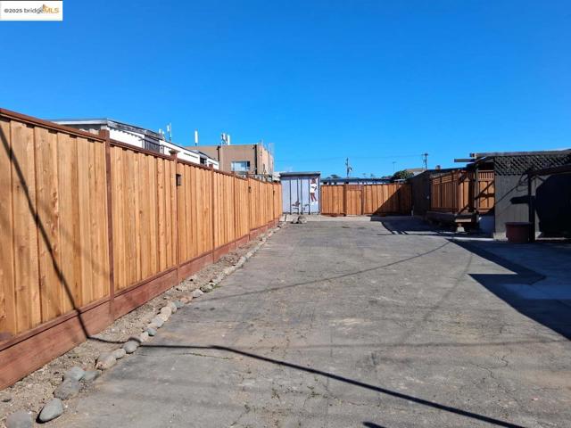 1126 11th AVE, Oakland CA: https://media.crmls.org/mediaz/896cb14b-fd1d-4a97-870e-0dfa72c3f449.jpg