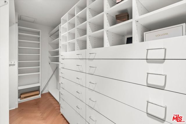 300 N Swall Drive, Beverly Hills CA: https://media.crmls.org/mediaz/896d011a-047b-4271-ad85-abc84f4c57f3.jpg