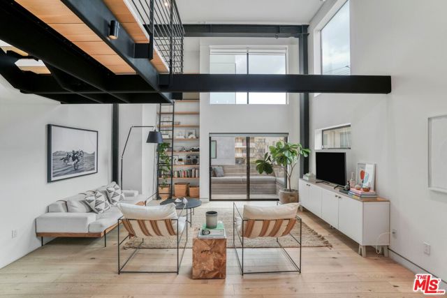 1335 N Fuller Avenue, Los Angeles CA: https://media.crmls.org/mediaz/896d22b7-801f-4135-b806-b579c2f96065.jpg