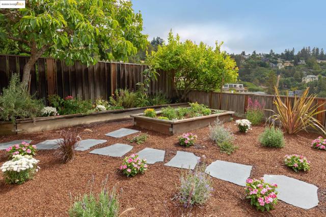 6475 Swainland Rd, Oakland CA: https://media.crmls.org/mediaz/896d8108-89c9-43af-a73c-28e8eacc75f3.jpg