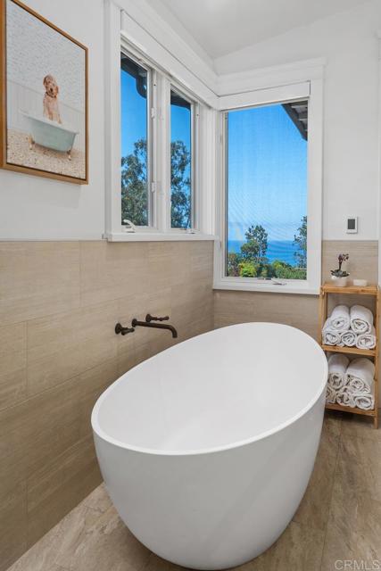 Detail Gallery Image 13 of 30 For 555 Amphitheatre, Del Mar,  CA 92014 - 4 Beds | 3/1 Baths
