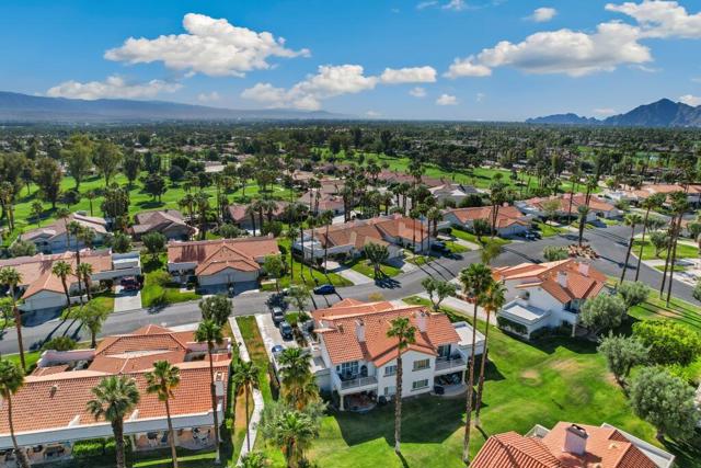 153 Desert Falls E Drive, Palm Desert CA: https://media.crmls.org/mediaz/896e0065-a227-4903-9a74-a770f9ae8514.jpg