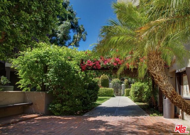 950 N Kings Road, West Hollywood CA: https://media.crmls.org/mediaz/896e494f-c199-4a33-9f6a-f49f5560a720.jpg