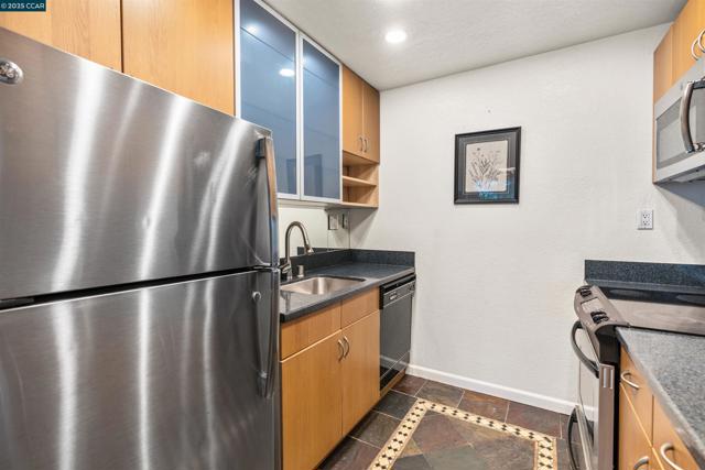 2720 Oak Rd, Walnut Creek CA: https://media.crmls.org/mediaz/896e5798-a3c9-4ca3-a572-4218eb528cb1.jpg