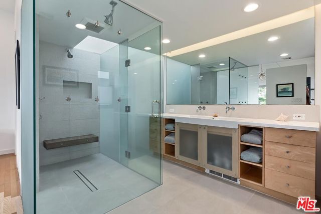 832 Superba Avenue, Venice CA: https://media.crmls.org/mediaz/896f8e41-6e3c-4e28-b35b-967b19531a4f.jpg