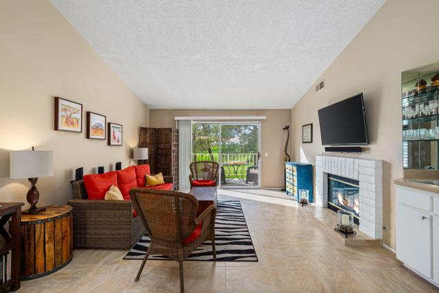 285 Desert Falls E Drive, Palm Desert CA: https://media.crmls.org/mediaz/8971185f-0851-4460-b8b1-ba1e4c9e2750.jpg