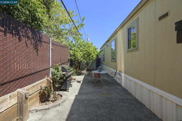 55 Pacifica Ave, Bay Point CA: https://media.crmls.org/mediaz/89716f5c-414d-490f-80d7-6033a44aff06.jpg