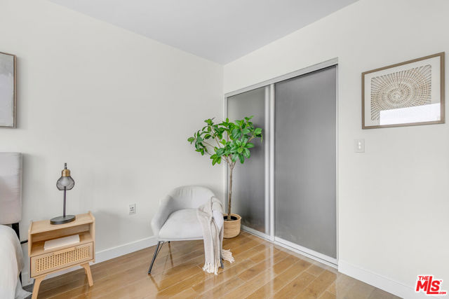 901 S Flower Street, Los Angeles CA: https://media.crmls.org/mediaz/89717ec5-cb91-41db-87e3-cd235233b4ea.jpg
