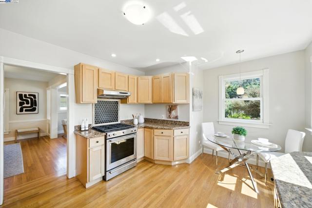 3357 Jordan Rd, Oakland CA: https://media.crmls.org/mediaz/8972222e-66ab-4b72-bcca-28073d0d2344.jpg