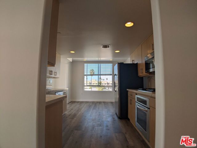 5143 White Oak Avenue, Encino CA: https://media.crmls.org/mediaz/8973cc9f-487d-4010-8021-0d31683f485e.jpg