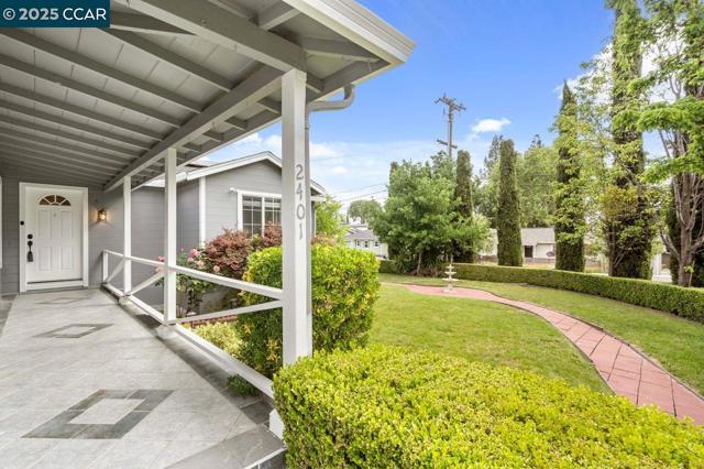 2401 Casa Way, Walnut Creek CA: https://media.crmls.org/mediaz/8974a3c8-09a5-4fed-8076-5e952ef3818d.jpg