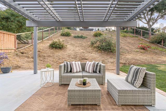 2064 White Birch Dr, Vista CA: https://media.crmls.org/mediaz/8975a0fb-5b92-414b-97af-1bb9eaa1c0bf.jpg