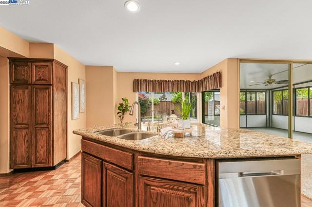 1047 Innsbruck St, Livermore CA: https://media.crmls.org/mediaz/897640ef-717e-4bdb-b0d3-17a14061aa4f.jpg