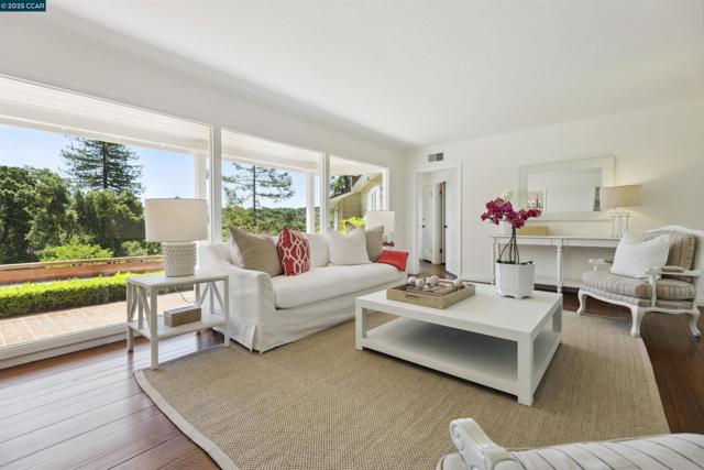 1087 Rahara Dr, Lafayette CA: https://media.crmls.org/mediaz/8976787d-72de-426a-a7b3-b4d42c64f4e6.jpg