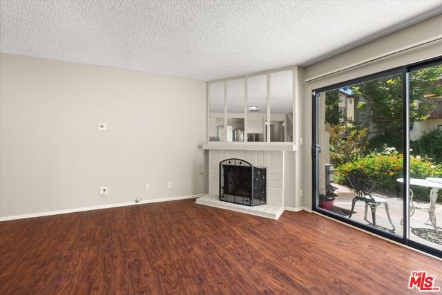 5720 Owensmouth Avenue, Woodland Hills CA: https://media.crmls.org/mediaz/8976db5c-48ce-4f24-87b5-99108b363d15.jpg