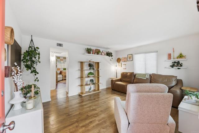 Detail Gallery Image 4 of 39 For 102 Magdalena Dr, Oceanside,  CA 92057 - 2 Beds | 1 Baths